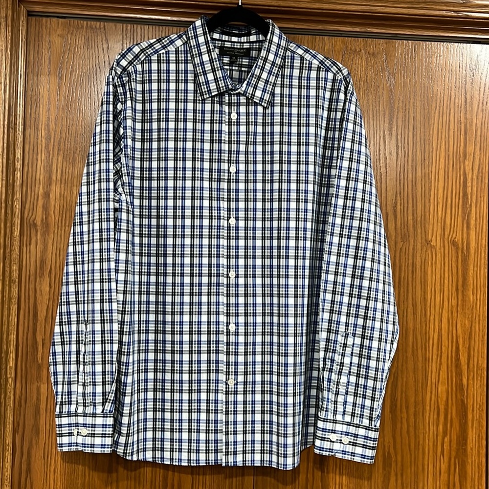 Banana Republic wrinkle resistant long sleeve shirt.  Size XL